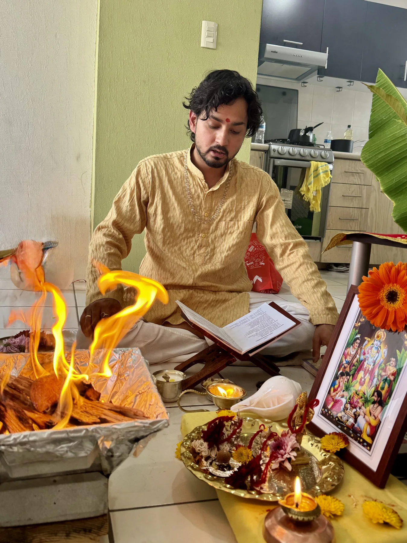 Pandit Dipanshu Barvariya performing a Vedic fire ceremony in a family home